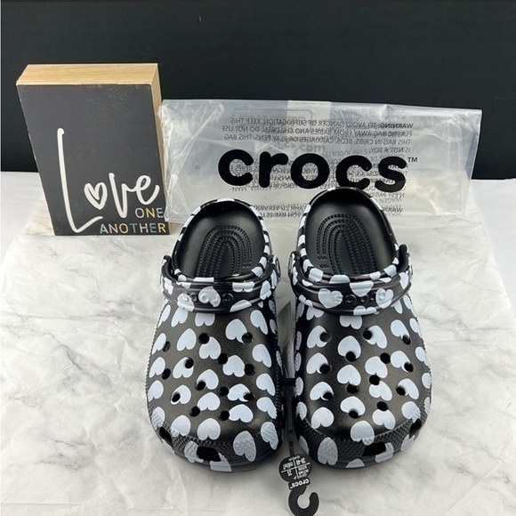 CROCS - ‘Hearts’ Classic Clog. Woman SZ:78910. NWT Firm!